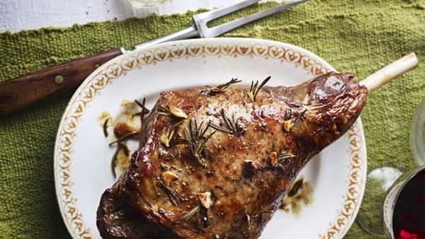 فخذة خروف مشوية مع الثوم والأعشاب