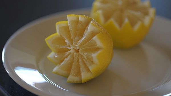 لماذا يجب أن تضع شرائح الليمون بالقرب من سريرك؟ لماذا يجب أن تضع شرائح الليمون بالقرب من سريرك؟