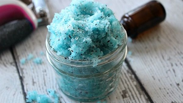 اصنعيه بنفسك: مقشر الاقدام بعشبة الليمون والبابونج