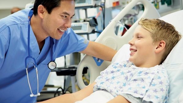 يوصي الاطباء بضرورة التوجه إلى قسم الطوارئ فور التعرض لأي لدغة