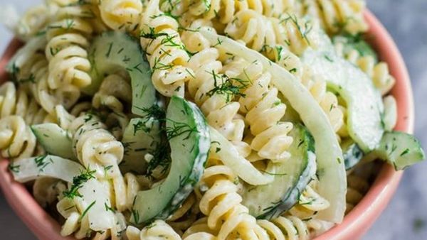 سلطة المعكرونة بالخيار والليمون