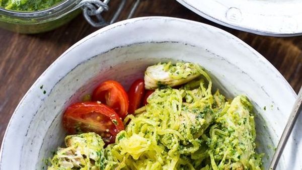 سباغيتي بصلصة البيستو والطماطم المجففة