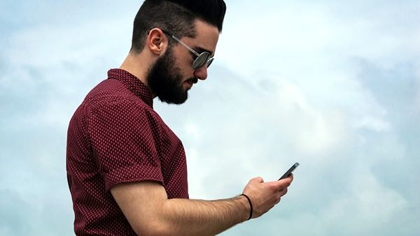 هاتفك الجوال قد يزيد جاذبيتك؟