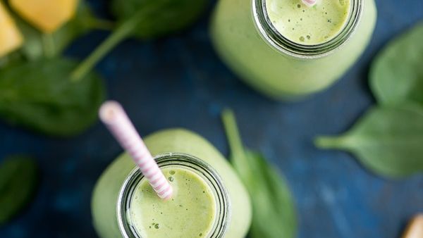 مخفوق الأناناس والسبانخ الأخضر