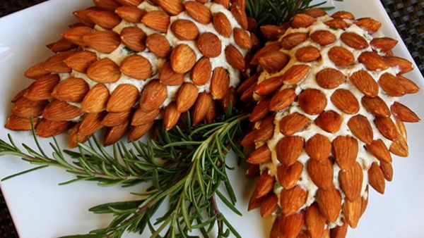 كرات الجبن المخروطية ( أكواز الصنوبر)