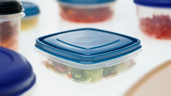 طرق سهلة لاعادة استخدام العلب البلاستيكية من دون رائحة مزعجة طرق سهلة لاعادة استخدام العلب البلاستيكية من دون رائحة مزعجة