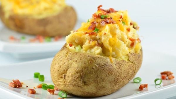 بطاطا مشوية محشية