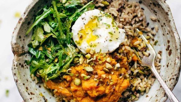 سلطة البطاطا الحلوة بالكركم والبيض المسلوق