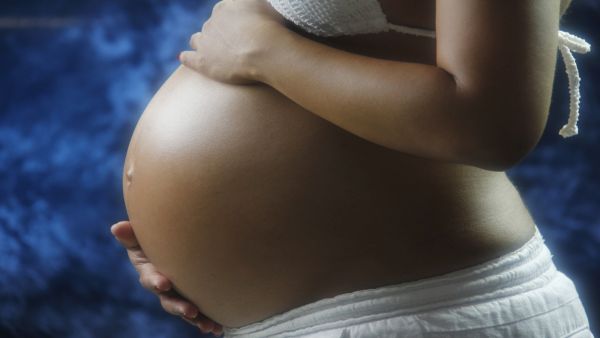 تعرفي على أسباب ظهور الخط الداكن في بطن الحامل