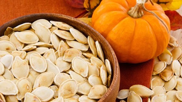 تمتاز بذور اليقطين بقدرتها على تعزيز إفراز الميلانين