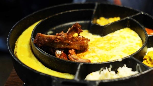 أضلاع محمرة في الفرن مع الجبن