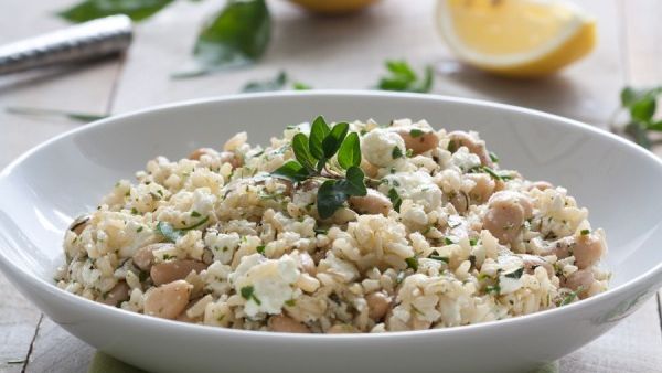 سلطة الأرز بالأعشاب والفيتا