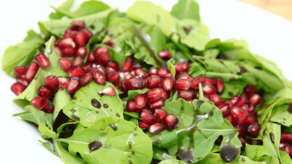 سلطة الربيع بالجرجير الرمان