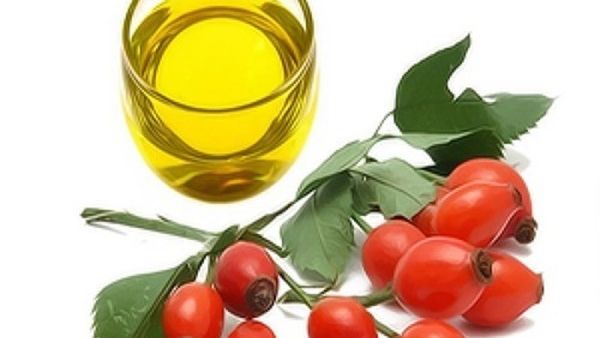 جميلة البوابة: فوائد زيت الورد للبشرة 