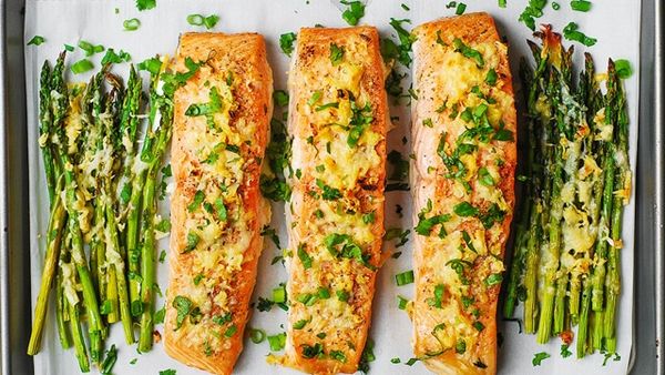 السلمون والهليون بالثوم والبارميزان