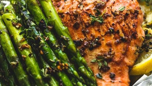 سمك السلمون بالهليون   