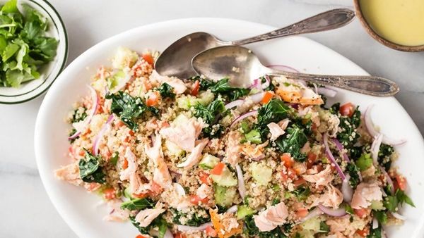 سلطة الكينوا والسلمون