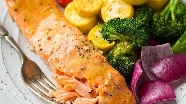 وصفات الكريسماس : صينية السلمون وخضروات قوس قزح