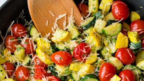 صينية الكوسا والقرع والطماطم بالثوم والجبن
