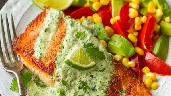 سمك سلمون مقلى مع كريمة الكزبرة والليمون
