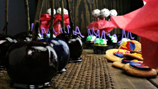 قدمي للاطفال تفاح ملون للهالووين بدلا من السكاكر والشوكولاته