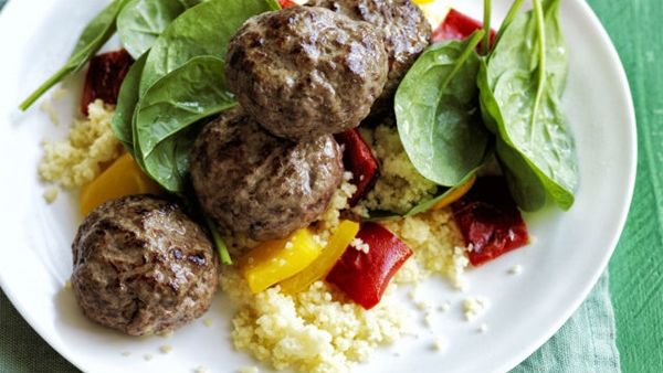 أقراص البرغر مع سلطة السبانخ والكسكسي