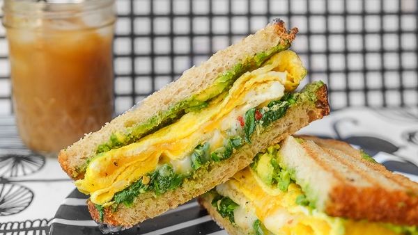 ساندويتش البيض والسبانخ للفطور