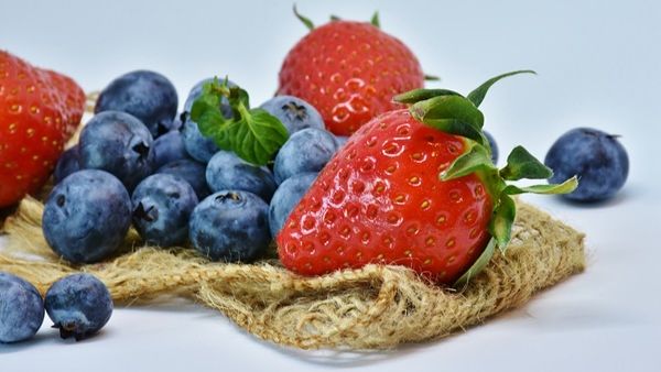 وصفات التوت والفراولة لبشرة خالية من التجاعيد