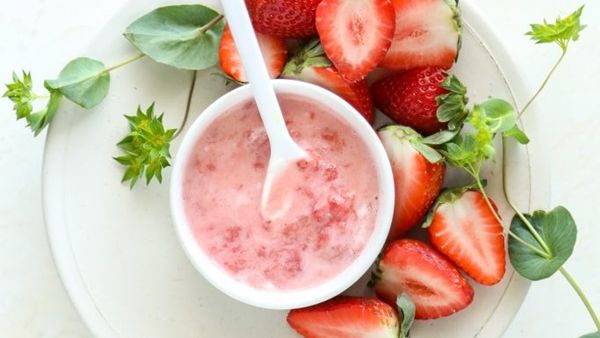 جميلة البوابة: قناع تفتيح الوجه بالفراولة واللبن