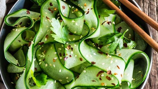 سلطة الخيار مع صلصة الزنجبيل والسمسم