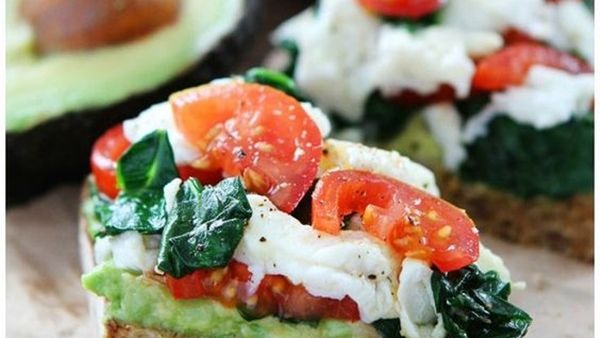 توست بالسبانخ والطماطم أفوكادو