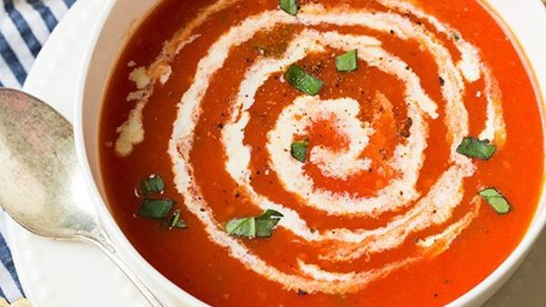 شوربة الطماطم بالريحان