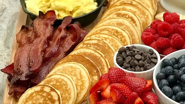 فطور احتفالي للأطفال: صينية البانكيك