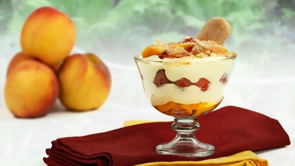 أكواب ترايفل الخوخ بالكريمة