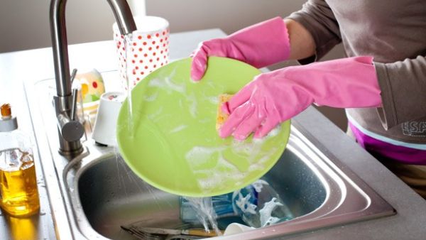 يجب شطف الاطباق بعد كل وجبة يجب شطف الاطباق بعد كل وجبة