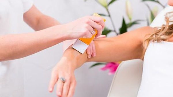 الشمع أم الحلاقة أيهما أفضل؟