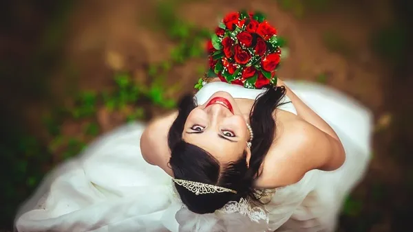 لابد أن يكون إكسسوار الشعر متناغماً مع باقي الإكسسوارات 