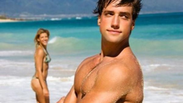 صورة تعبيرية لرجل يستعرض عضلاته