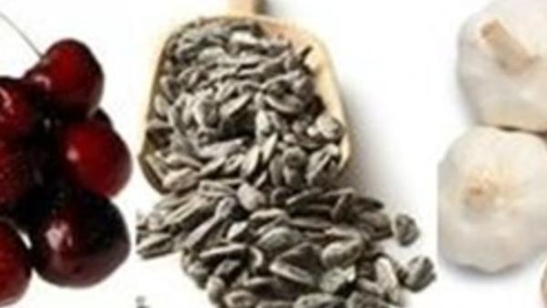 الثوم، بذور دوار الشمس والكرز بعض الأطعمة المفيدة للصحة