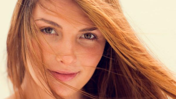5 إبتسامات تستعملها النساء عند التودد للرجال