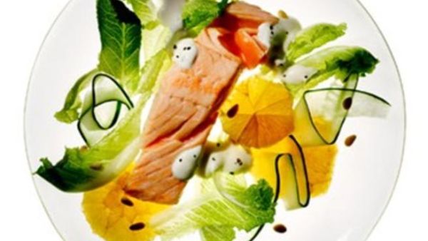 أطباق صحية: سلطة السلمون المنعشة أطباق صحية: سلطة السلمون المنعشة