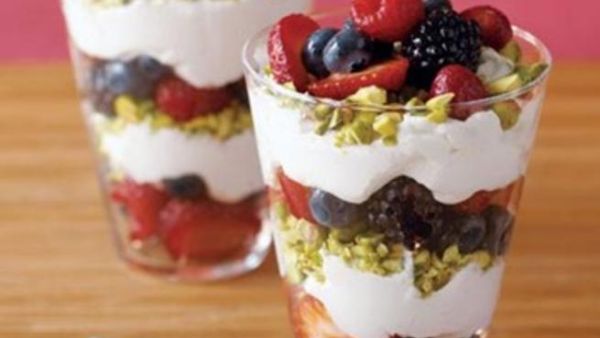 أطباق صحية لعيد الحب: بافلوفا بارفيت أطباق صحية لعيد الحب: بافلوفا بارفيت