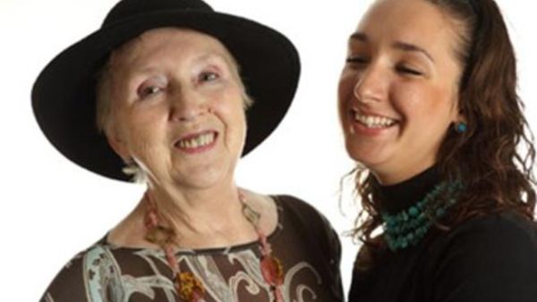 صورة تعبيرية لام وابنتها 