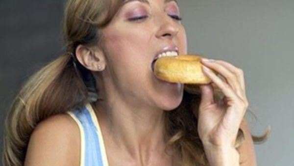 الاطعمة الغنية بالسكريات يمكن أن تسبب الغازات