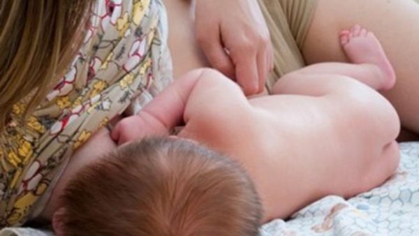 صورة تعبيرية لأم ترضع طفلها
