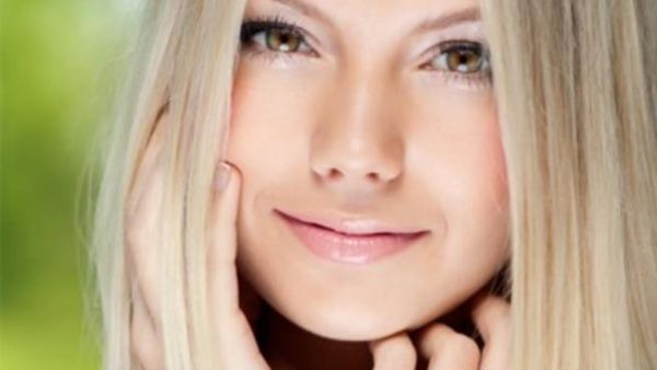 قومي بعمل قاعدة قوية من مستحضر خالي من الزيت