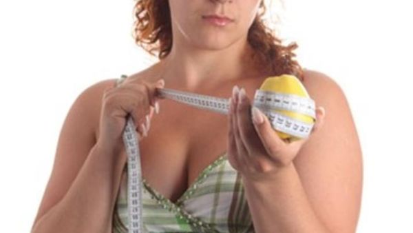 فتاة تفكر في اتباع حمية لانقاص الوزن