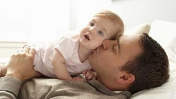 صورة تعبيرية لأب يداعب ابنه