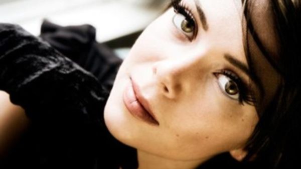 عيون جميلة وماكياج مناسب 