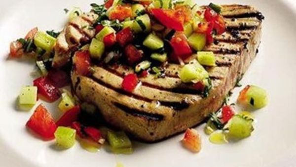 سمك التونا المشوي بالخضار 